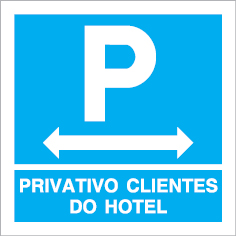 Sinal para parques de estacionamento, informação, Parque privativo para clientes do hotel à esquerda e à direita