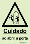 Sinal de cuidado ao abrir porta