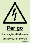 Sinal para painéis fotovoltaicos, perigo instalação elétrica em tensão durante o dia