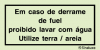 Sinal de em caso de derrame de fuel proibido lavar com água, utilize terra/areia