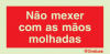 Sinal de proibição, não mexer com as mãos molhadas