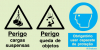 Sinal composto triplo, perigo cargas suspensas, perigo queda de objetos e obrigatório usar capacete de proteção