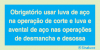 Sinal de informação, obrigatório usar luva de aço na operação de corte e luva e avental de aço nas operações de desmancha e desossa