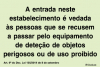 Sinal para locais sob videovigilância, entrada vedada às pessoas que se recusarem a passar pelo equipamento de deteção de objetos perigosos ou de uso proibido